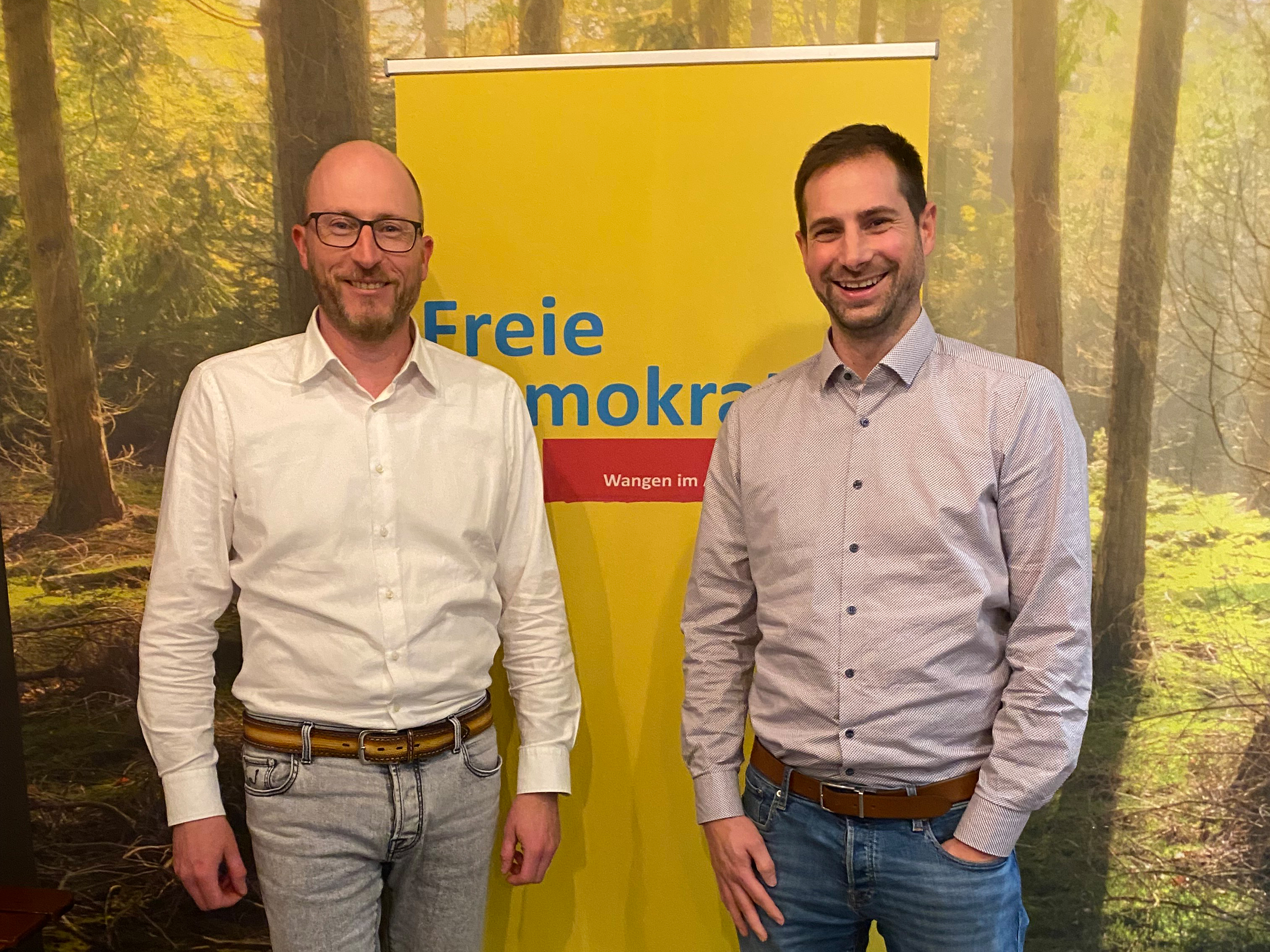 Sebastian Scherer und Stephan Bulmer vor dem Banner der FDP württembergisches Allgäu