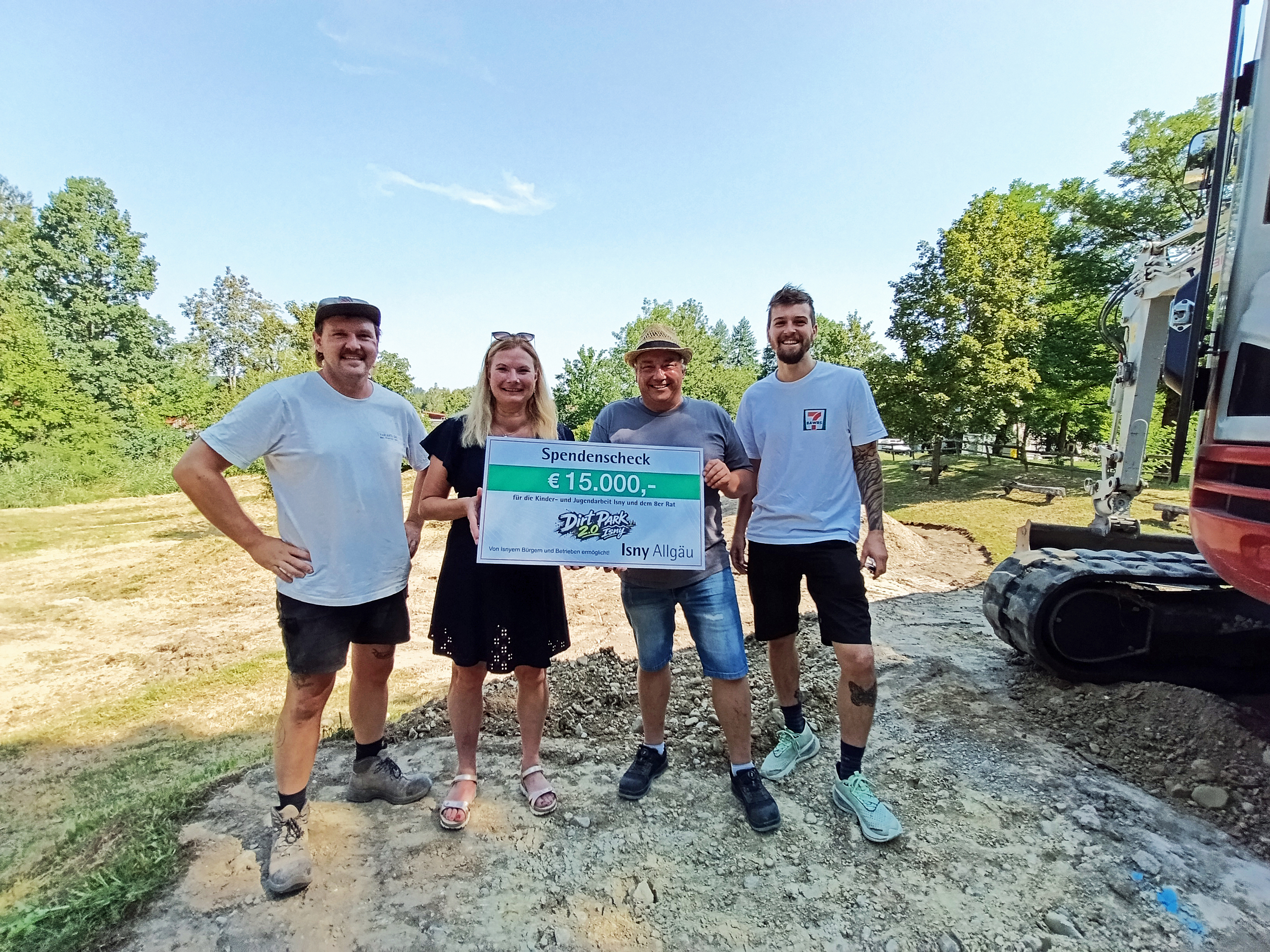 Dominik Plazek (von links), Heidi Dörnfeld, Alexander Ort und Edmund Osterberger  bei der Spendenübergabe in Höhe von 15.000 € an die Stadt Isny.