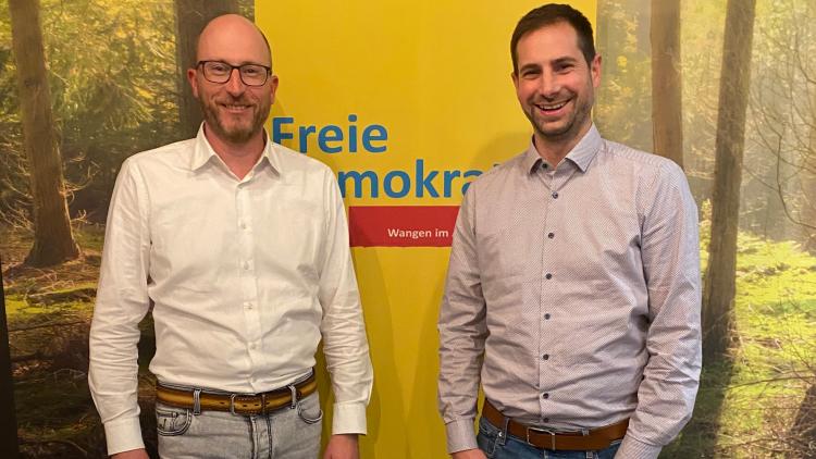 Sebastian Scherer und Stephan Bulmer vor dem Banner der FDP württembergisches Allgäu