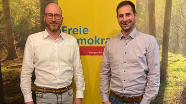 Sebastian Scherer und Stephan Bulmer vor dem Banner der FDP württembergisches Allgäu